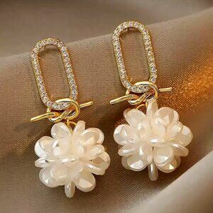 And kiss Rhinstone decor drop earrings